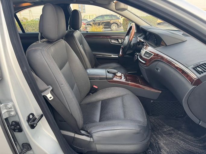 Used Mercedes-Benz S-Class 550 V (W221) Facelift, 5.5 l, 2011 in Dubai by Saeed Auto, Silver color. Japanese Specs | AUTO.AE