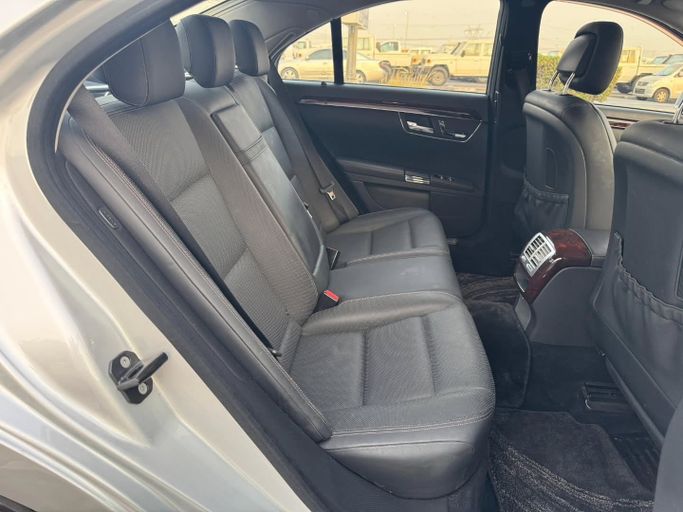 Used Mercedes-Benz S-Class 550 V (W221) Facelift, 5.5 l, 2011 in Dubai by Saeed Auto, Silver color. Japanese Specs | AUTO.AE