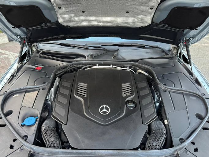 Подержанный Mercedes-Benz S-Class 560 VI (W222, C217) Рестайлинг, 4.0 л, 2018 в Дубае от Saeed Auto Серебристый цвет. Японская | AUTO.AE
