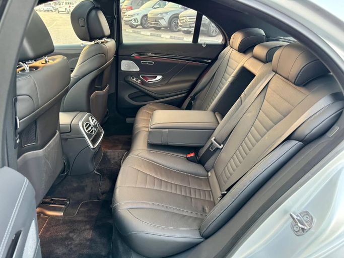 Подержанный Mercedes-Benz S-Class 450 4MATIC VII (W223), 3.0 л, 2020 в Дубае от Saeed Auto Серебристый цвет. Японская | AUTO.AE