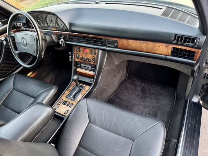 Used Mercedes-Benz S-Class 560 II (W126) Facelift, 5.5 l, 1990 in Dubai by Saeed Auto, Black color. Japanese Specs | AUTO.AE