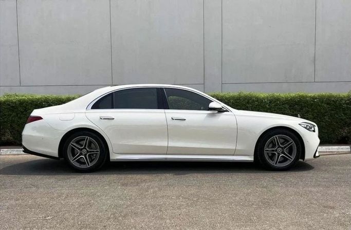 Новый Mercedes-Benz S-Class 500 4MATIC VII (W223), 3.0 л, 2022 в Дубае от Ideal Cars LLC Белый цвет. GCC | AUTO.AE