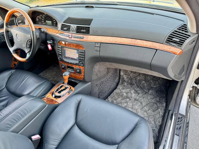 Подержанный Mercedes-Benz S-Class 500 V (W221), 5.5 л, 2005 в Дубае от Saeed Auto Серый цвет. Японская | AUTO.AE