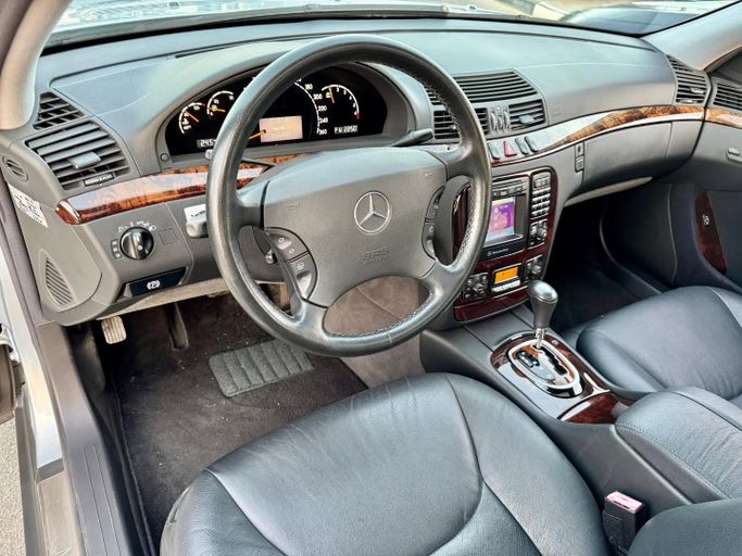 Used Mercedes-Benz S-Class 320 IV (W220), 3.2 l, 2001 in Dubai by Saeed Auto, Grey color. Japanese Specs | AUTO.AE