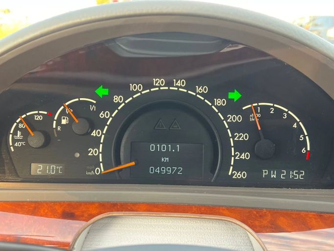 Подержанный Mercedes-Benz S-Class 500 IV (W220), 5.0 л, 2000 в Дубае от Saeed Auto Серый цвет. Японская | AUTO.AE