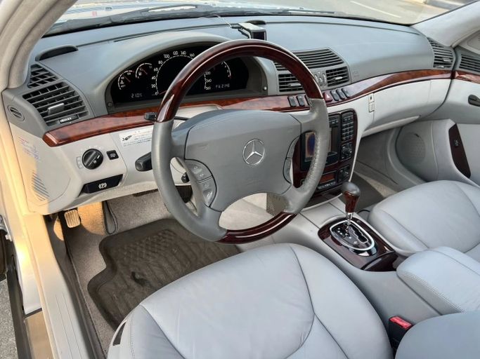 Подержанный Mercedes-Benz S-Class 500 IV (W220), 5.0 л, 2000 в Дубае от Saeed Auto Серый цвет. Японская | AUTO.AE