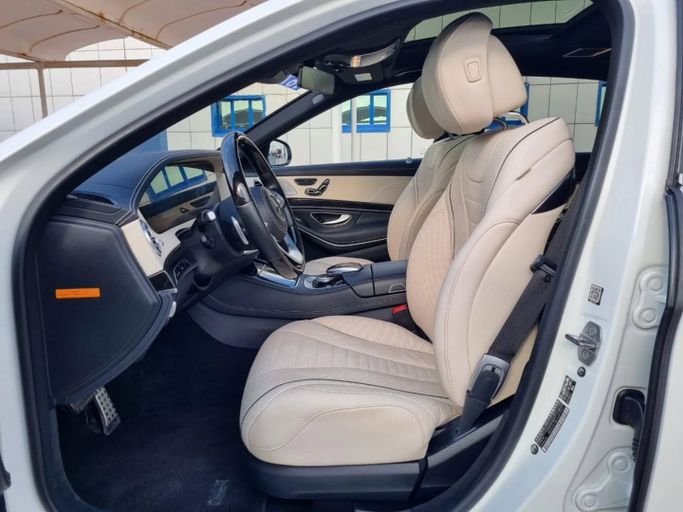 Подержанный Mercedes-Benz S-Class 560 VI (W222, C217) Рестайлинг, 4.0 л, 2018 в Дубае от Saeed Auto Белый цвет. Японская | AUTO.AE