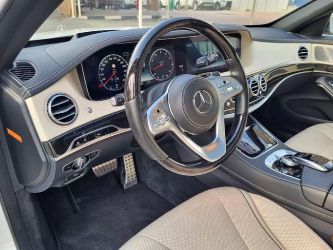 Подержанный Mercedes-Benz S-Class 560 VI (W222, C217) Рестайлинг, 4.0 л, 2018 в Дубае от Saeed Auto Белый цвет. Японская | AUTO.AE