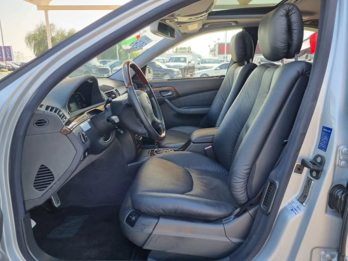 Подержанный Mercedes-Benz S-Class 320 IV (W220), 3.2 л, 2002 в Дубае от Saeed Auto Белый цвет. Японская | AUTO.AE