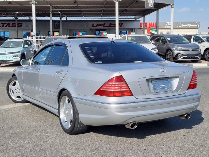 Подержанный Mercedes-Benz S-Class 320 IV (W220), 3.2 л, 2002 в Дубае от Saeed Auto Белый цвет. Японская | AUTO.AE