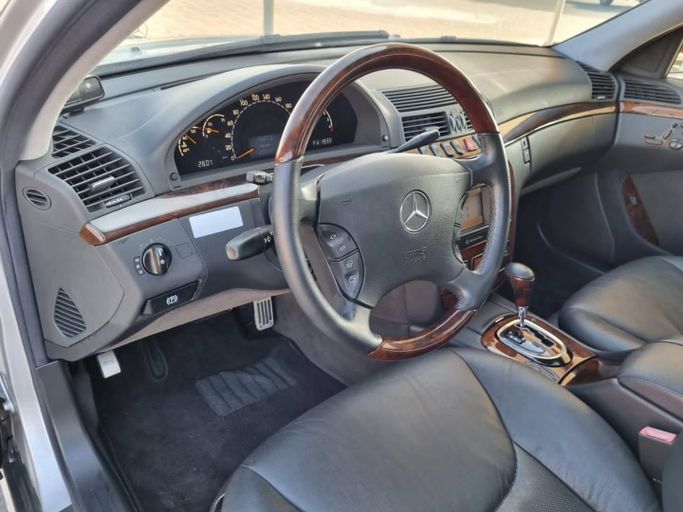 Подержанный Mercedes-Benz S-Class 320 IV (W220), 3.2 л, 2002 в Дубае от Saeed Auto Белый цвет. Японская | AUTO.AE