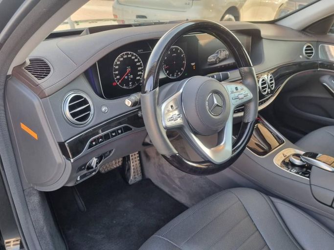 Подержанный Mercedes-Benz S-Class 560 VI (W222, C217) Рестайлинг, 4.0 л, 2018 в Дубае от Saeed Auto Черный цвет. Японская | AUTO.AE
