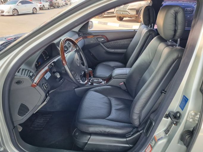 Подержанный Mercedes-Benz S-Class 500 Long IV (W220), 5.0 л, 2000 в Дубае от Saeed Auto Серебристый цвет. Японская | AUTO.AE