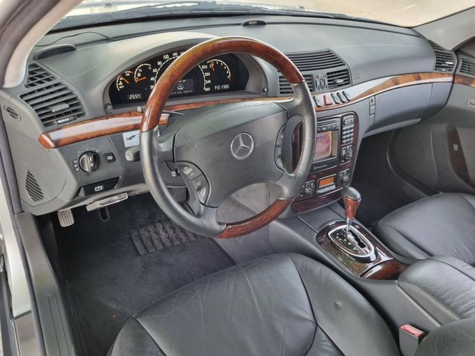 Подержанный Mercedes-Benz S-Class 500 Long IV (W220), 5.0 л, 2000 в Дубае от Saeed Auto Серебристый цвет. Японская | AUTO.AE