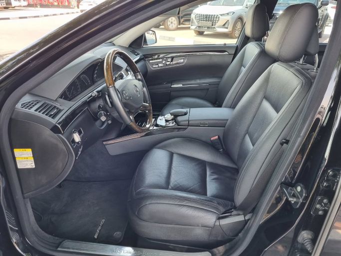 Подержанный Mercedes-Benz S-Class 350 V (W221) Рестайлинг, 3.5 л, 2013 в Дубае от Saeed Auto Черный цвет. Японская | AUTO.AE