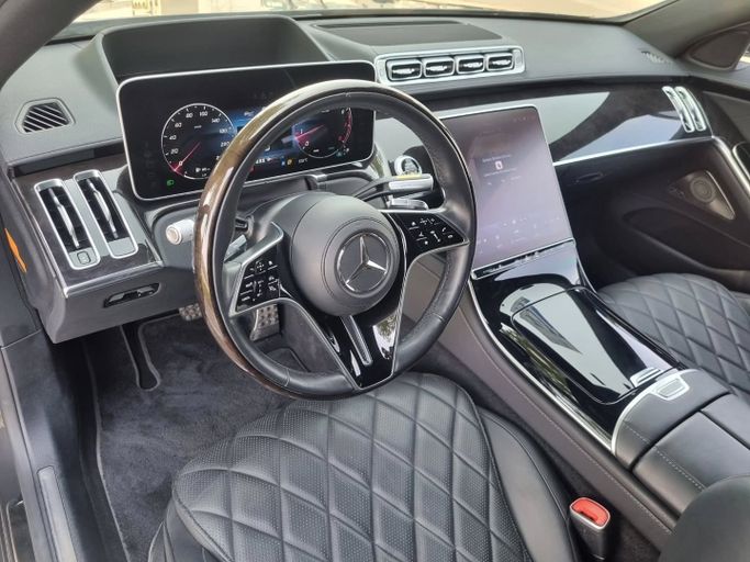 Подержанный Mercedes-Benz S-Class 580 4MATIC VII (W223), 4.0 л, 2022 в Дубае от Saeed Auto Черный цвет. Японская | AUTO.AE