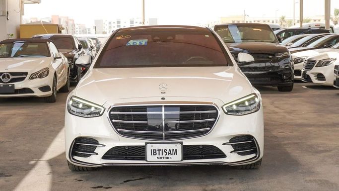Подержанный Mercedes-Benz S-Class 500 4MATIC VII (W223), 3.0 л, 2021 в Дубае от Ibitisam Motors Белый цвет.  | AUTO.AE
