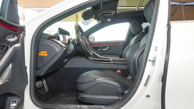 Подержанный Mercedes-Benz S-Class 500 4MATIC VII (W223), 3.0 л, 2021 в Дубае от Ibitisam Motors Белый цвет.  | AUTO.AE