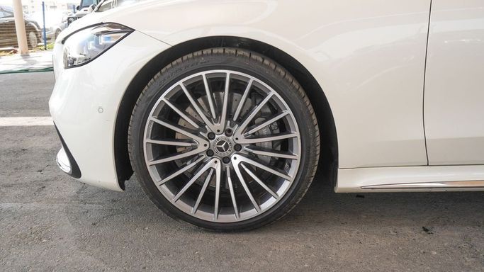 Подержанный Mercedes-Benz S-Class 500 4MATIC VII (W223), 3.0 л, 2021 в Дубае от Ibitisam Motors Белый цвет.  | AUTO.AE