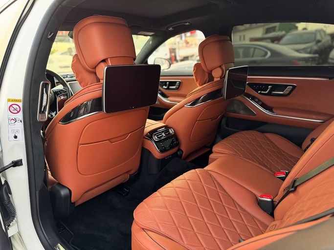 Used Mercedes-Benz S-Class 500 4MATIC VII (W223), 3.0 l, 2021 in Dubai by Lakhani Motors, White color. Other | AUTO.AE