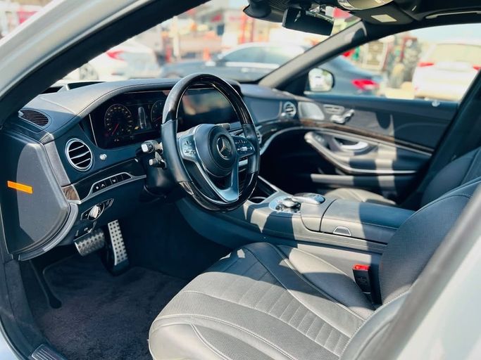 Used Mercedes-Benz S-Class 560 VI (W222, C217) Facelift, 4.0 l, 2018 in Dubai by Lakhani Motors, Silver color. Japanese Specs | AUTO.AE