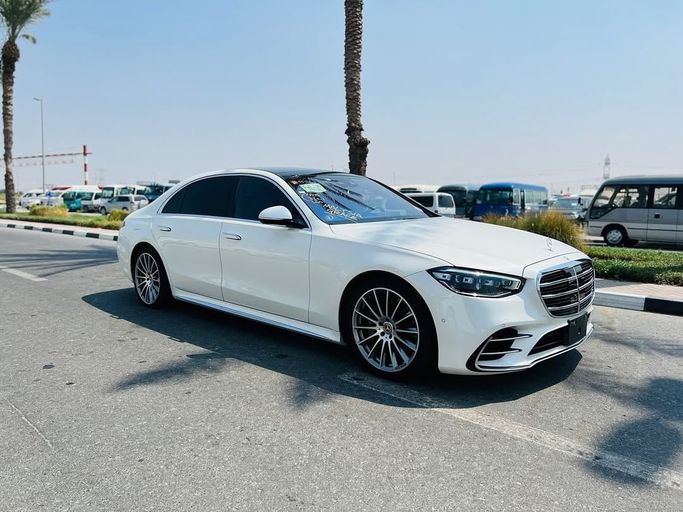Подержанный Mercedes-Benz S-Class 500 4MATIC VII (W223), 3.0 л, 2021 в Дубае от Lakhani Motors Белый цвет. Японская | AUTO.AE