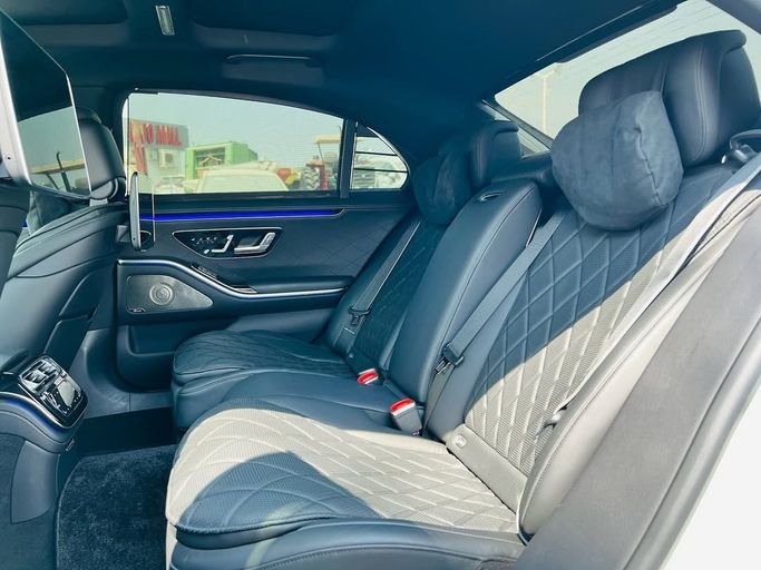 Подержанный Mercedes-Benz S-Class 500 4MATIC VII (W223), 3.0 л, 2021 в Дубае от Lakhani Motors Белый цвет. Японская | AUTO.AE