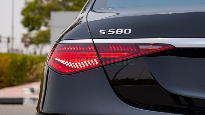 Подержанный Mercedes-Benz S-Class 580 4MATIC VII (W223), 4.0 л, 2022 в Дубае от Milele Черный цвет. Other | AUTO.AE