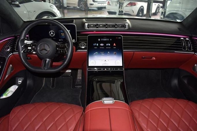 Подержанный Mercedes-Benz S-Class 500 4MATIC VII (W223), 3.0 л, 2022 в Дубае от Albakheet Motors Белый цвет. GCC | AUTO.AE