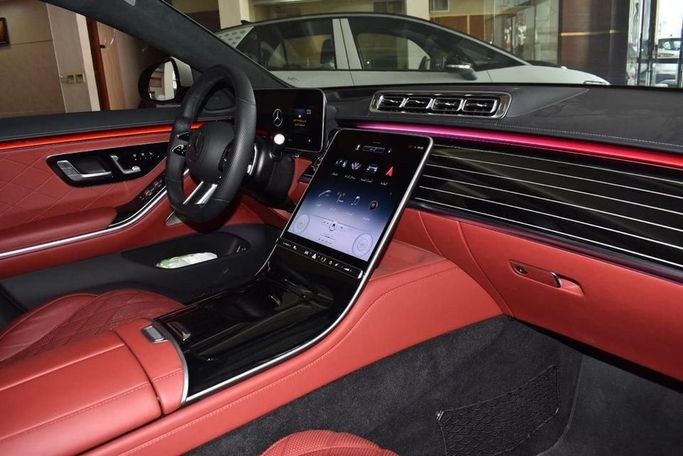 Подержанный Mercedes-Benz S-Class 500 4MATIC VII (W223), 3.0 л, 2022 в Дубае от Albakheet Motors Белый цвет. GCC | AUTO.AE