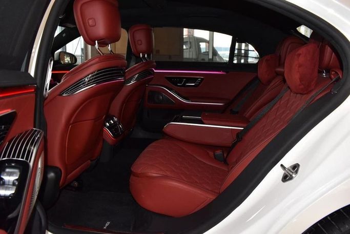 Подержанный Mercedes-Benz S-Class 500 4MATIC VII (W223), 3.0 л, 2022 в Дубае от Albakheet Motors Белый цвет. GCC | AUTO.AE