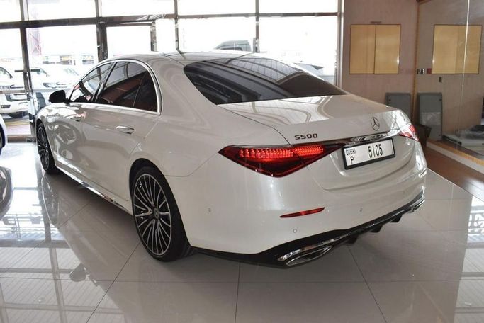Подержанный Mercedes-Benz S-Class 500 4MATIC VII (W223), 3.0 л, 2022 в Дубае от Albakheet Motors Белый цвет. GCC | AUTO.AE