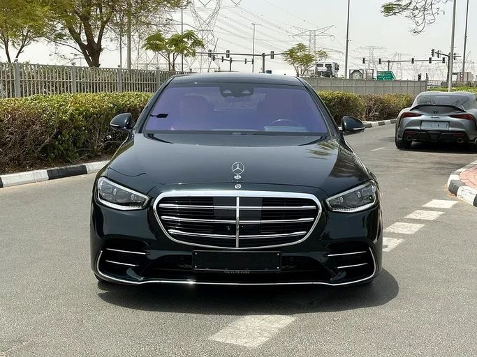 Used Mercedes-Benz S-Class 500 4MATIC VII (W223), 3.0 l, 2021 in Dubai by Formula Motors, Green color. European Specs | AUTO.AE