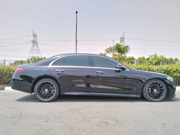 Used Mercedes-Benz S-Class 580 4MATIC VII (W223), 4.0 l, 2021 in Dubai by Space Motors, Black color. American Specs | AUTO.AE