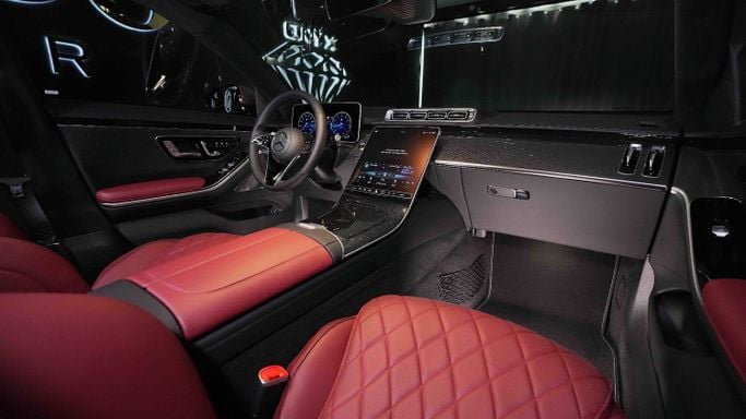 Новый Mercedes-Benz S-Class 580 Long 4MATIC VII (W223), 4.0 л, 2023 в Дубае от Dourado Luxury Car Черный цвет. Европейская | AUTO.AE