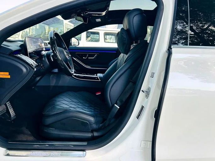 Подержанный Mercedes-Benz S-Class 500 Long 4MATIC VII (W223), 3.0 л, 2021 в Дубае от Mirza Automobile FZE Белый цвет. Японская | AUTO.AE