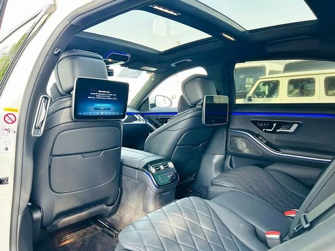 Подержанный Mercedes-Benz S-Class 500 Long 4MATIC VII (W223), 3.0 л, 2021 в Дубае от Mirza Automobile FZE Белый цвет. Японская | AUTO.AE