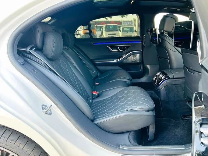 Подержанный Mercedes-Benz S-Class 500 Long 4MATIC VII (W223), 3.0 л, 2021 в Дубае от Mirza Automobile FZE Белый цвет. Японская | AUTO.AE