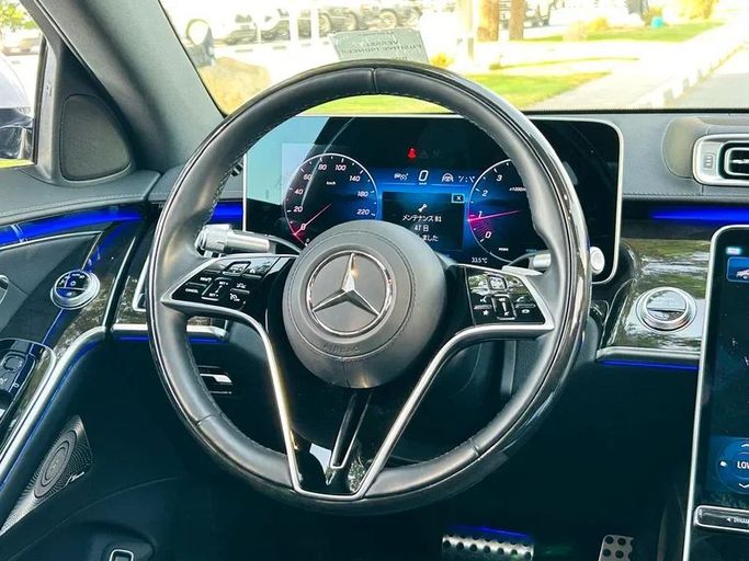 Подержанный Mercedes-Benz S-Class 500 Long 4MATIC VII (W223), 3.0 л, 2021 в Дубае от Mirza Automobile FZE Белый цвет. Японская | AUTO.AE