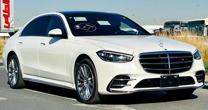 Подержанный Mercedes-Benz S-Class 500 Long 4MATIC VII (W223), 3.0 л, 2021 в Дубае от Mirza Automobile FZE Белый цвет. Японская | AUTO.AE