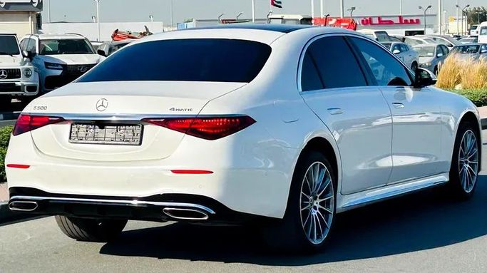Подержанный Mercedes-Benz S-Class 500 Long 4MATIC VII (W223), 3.0 л, 2021 в Дубае от Mirza Automobile FZE Белый цвет. Японская | AUTO.AE