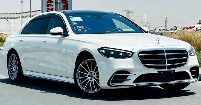 Подержанный Mercedes-Benz S-Class 580 Long 4MATIC VII (W223), 4.0 л, 2022 в Дубае от Mirza Automobile FZE Белый цвет. Японская | AUTO.AE