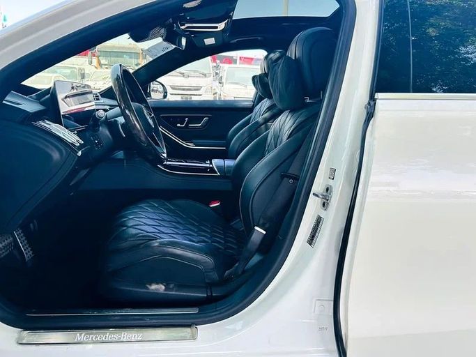 Подержанный Mercedes-Benz S-Class 580 Long 4MATIC VII (W223), 4.0 л, 2022 в Дубае от Mirza Automobile FZE Белый цвет. Японская | AUTO.AE