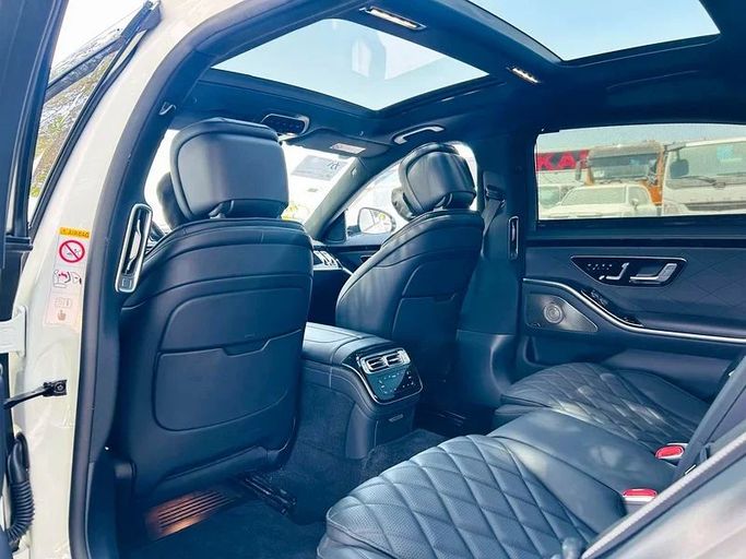 Подержанный Mercedes-Benz S-Class 580 Long 4MATIC VII (W223), 4.0 л, 2022 в Дубае от Mirza Automobile FZE Белый цвет. Японская | AUTO.AE
