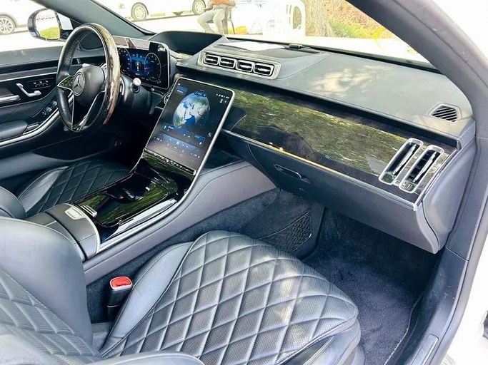 Подержанный Mercedes-Benz S-Class 580 Long 4MATIC VII (W223), 4.0 л, 2022 в Дубае от Mirza Automobile FZE Белый цвет. Японская | AUTO.AE