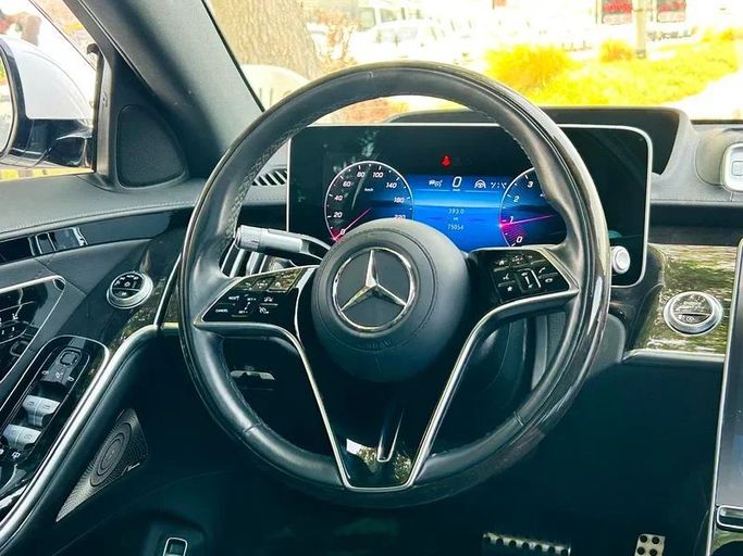 Подержанный Mercedes-Benz S-Class 580 Long 4MATIC VII (W223), 4.0 л, 2022 в Дубае от Mirza Automobile FZE Белый цвет. Японская | AUTO.AE