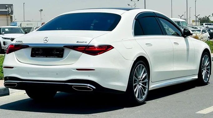 Подержанный Mercedes-Benz S-Class 580 Long 4MATIC VII (W223), 4.0 л, 2022 в Дубае от Mirza Automobile FZE Белый цвет. Японская | AUTO.AE
