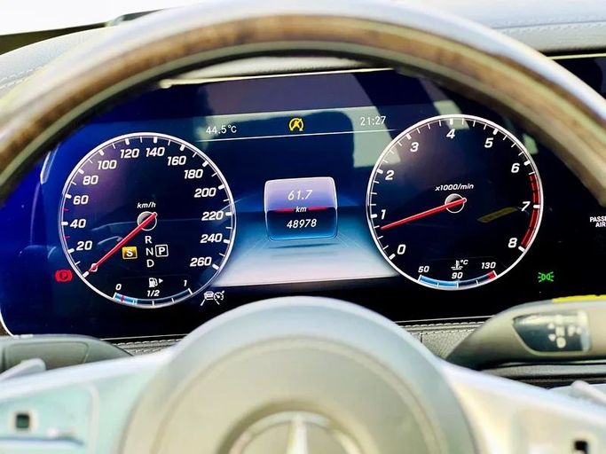 Used Mercedes-Benz S-Class 560 VI (W222, C217) Facelift, 4.0 l, 2018 in Dubai by Mirza Automobile FZE, White color. Japanese Specs | AUTO.AE