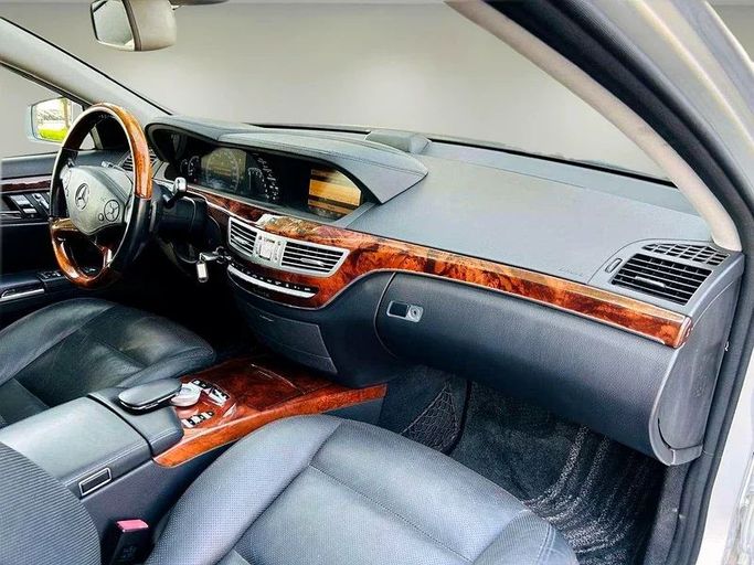 Подержанный Mercedes-Benz S-Class 550 V (W221) Рестайлинг, 5.5 л, 2010 в Дубае от Mirza Automobile FZE Серебристый цвет. Японская | AUTO.AE