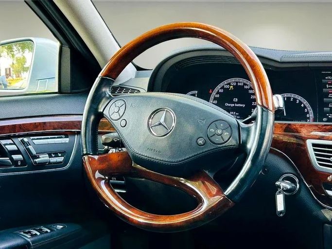 Подержанный Mercedes-Benz S-Class 550 V (W221) Рестайлинг, 5.5 л, 2010 в Дубае от Mirza Automobile FZE Серебристый цвет. Японская | AUTO.AE